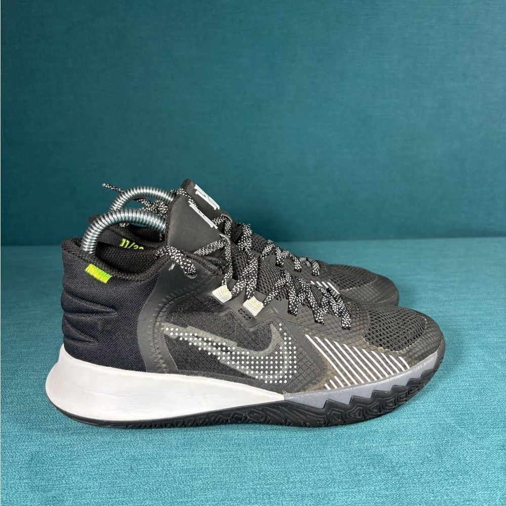 Size 5Y/6.5Women - Nike Kyrie Flytrap5 black shoes - Picture 3 of 8